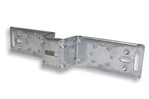 Montageschiene aus Metall mit mehreren Montagebohren, hergestellt von Roth. Die Schiene ist gebogen und bietet eine flexible Verbindungsmöglichkeit.
